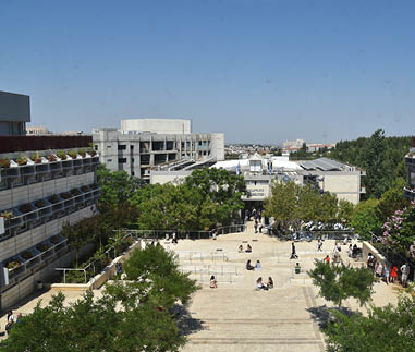 רחבת בניין השער, קמפוס אוניברסיטת  אריאל